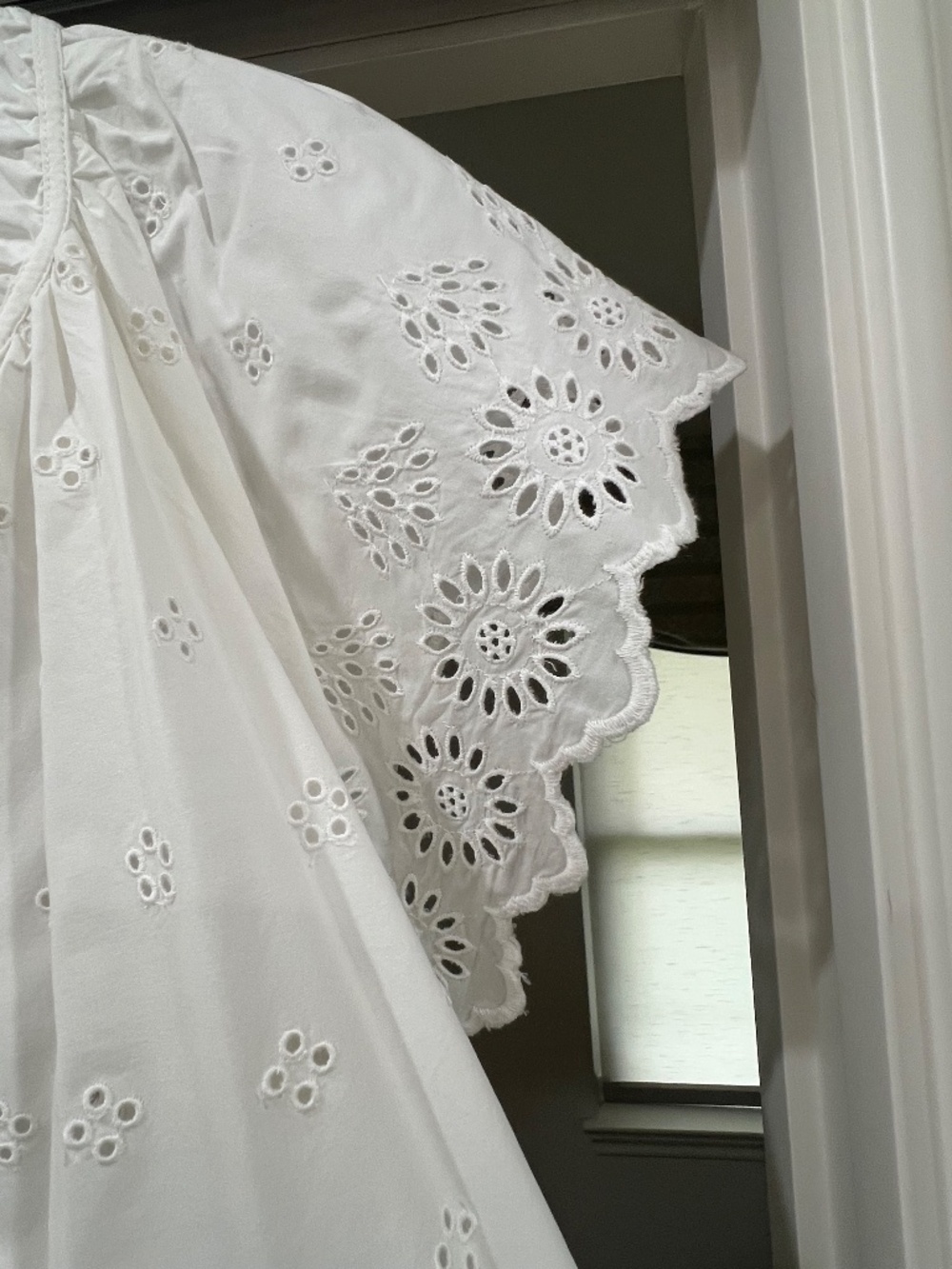 GAP NWT Size Small Eyelet Top WHITE - Picture 2 of 7